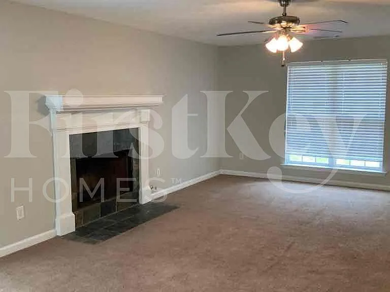 341 Hill Crest Cir — Photo 2