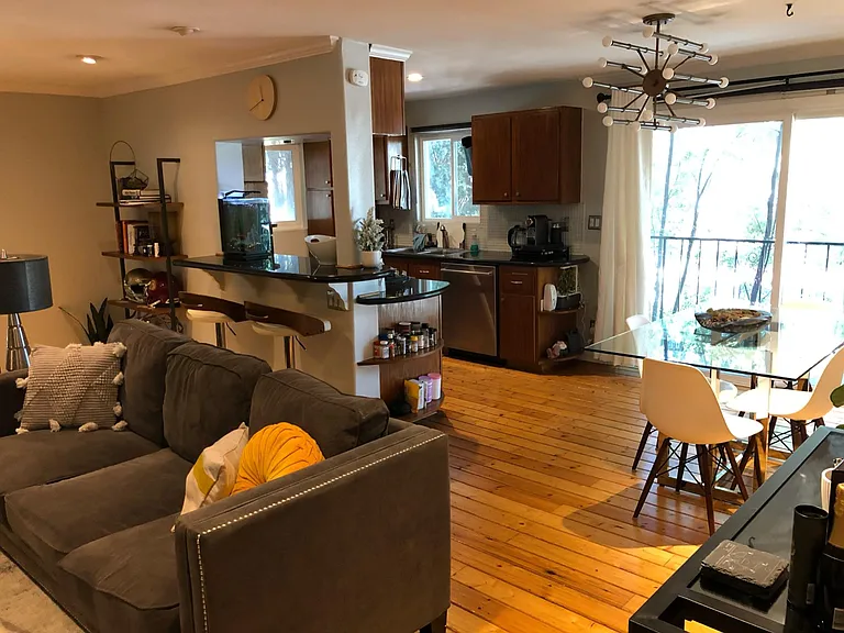 540 N Croft Ave — Photo 4