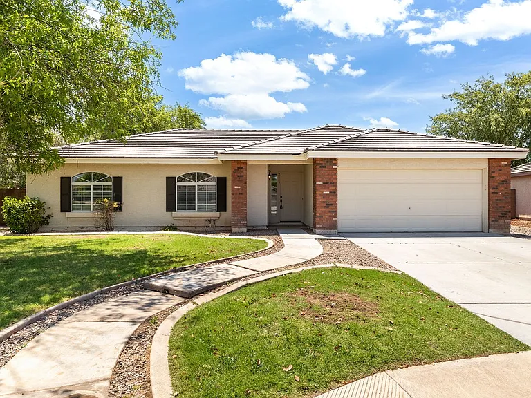2883 E Oakland Ct — Photo 1