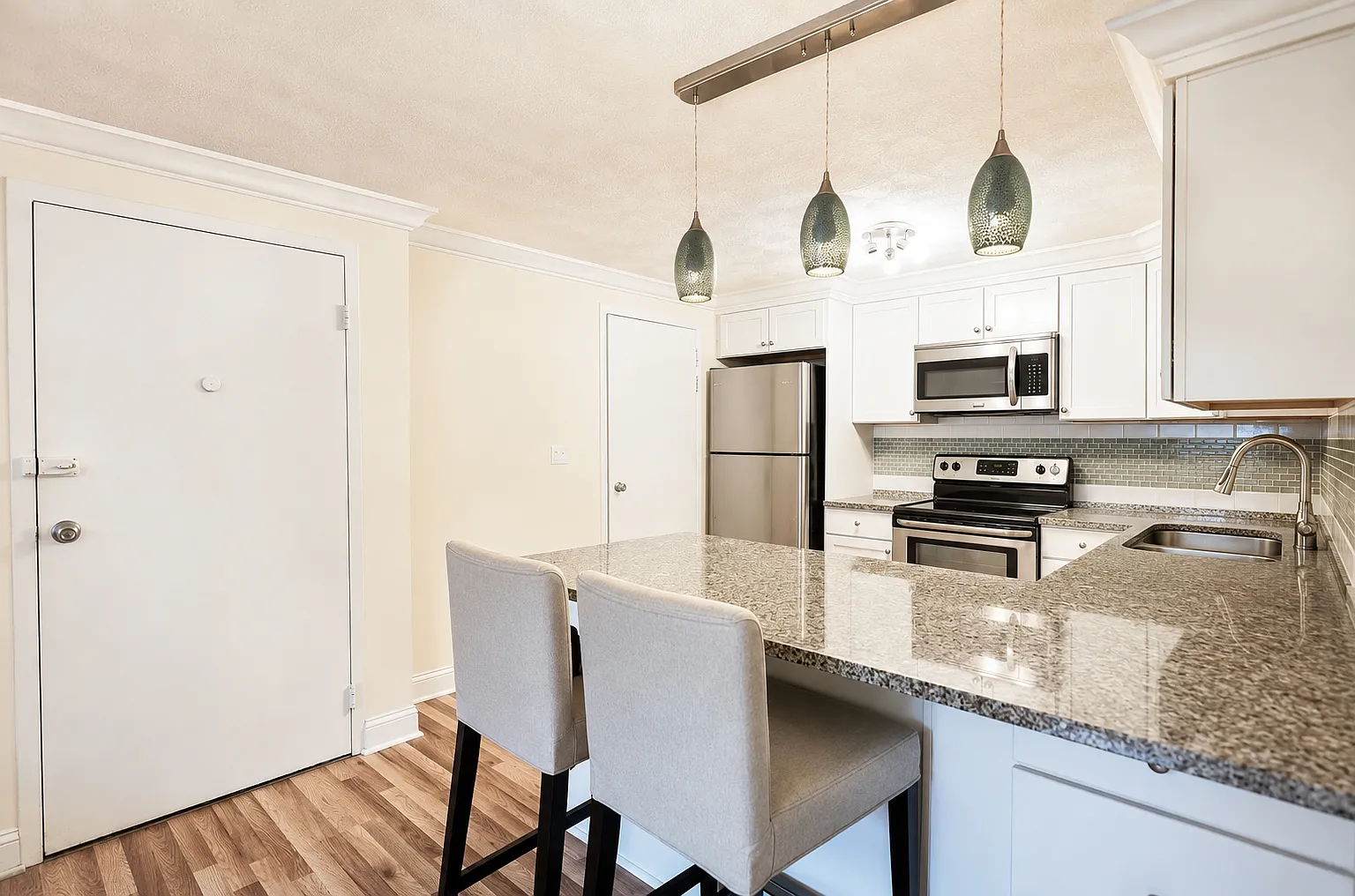 2 bed, 707 sqft, $2,375 — Photo 2