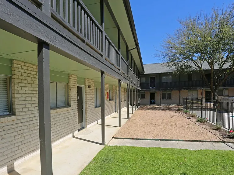 Robinson Manor Apartments — Photo 14