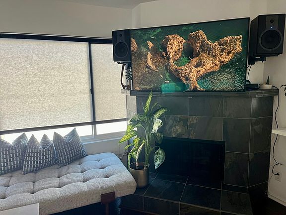 Working gas fireplace & smart TV