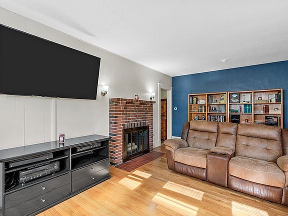 5th image of 141 Brookside Ave