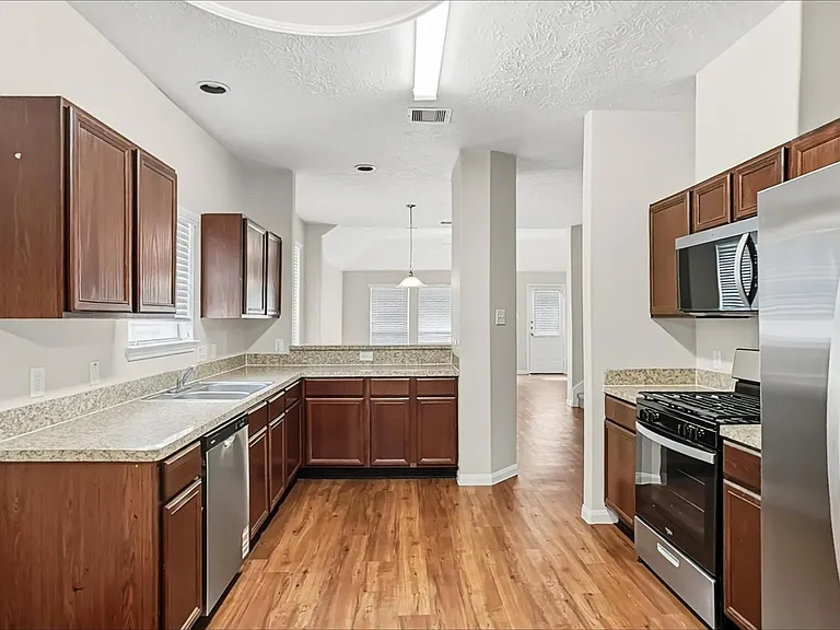 3931 Hawthorne Glen Ct — Photo 2