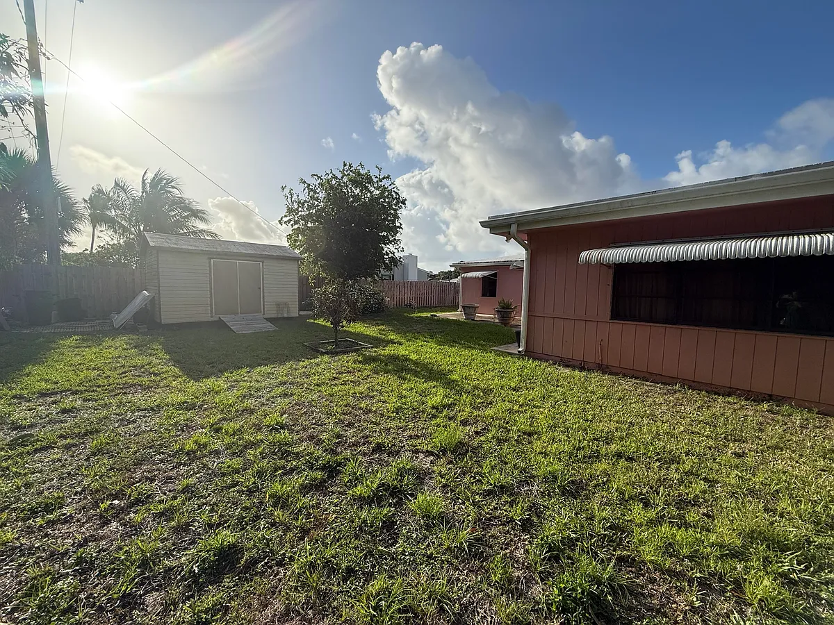 Building Photo - 817 Elm Rd