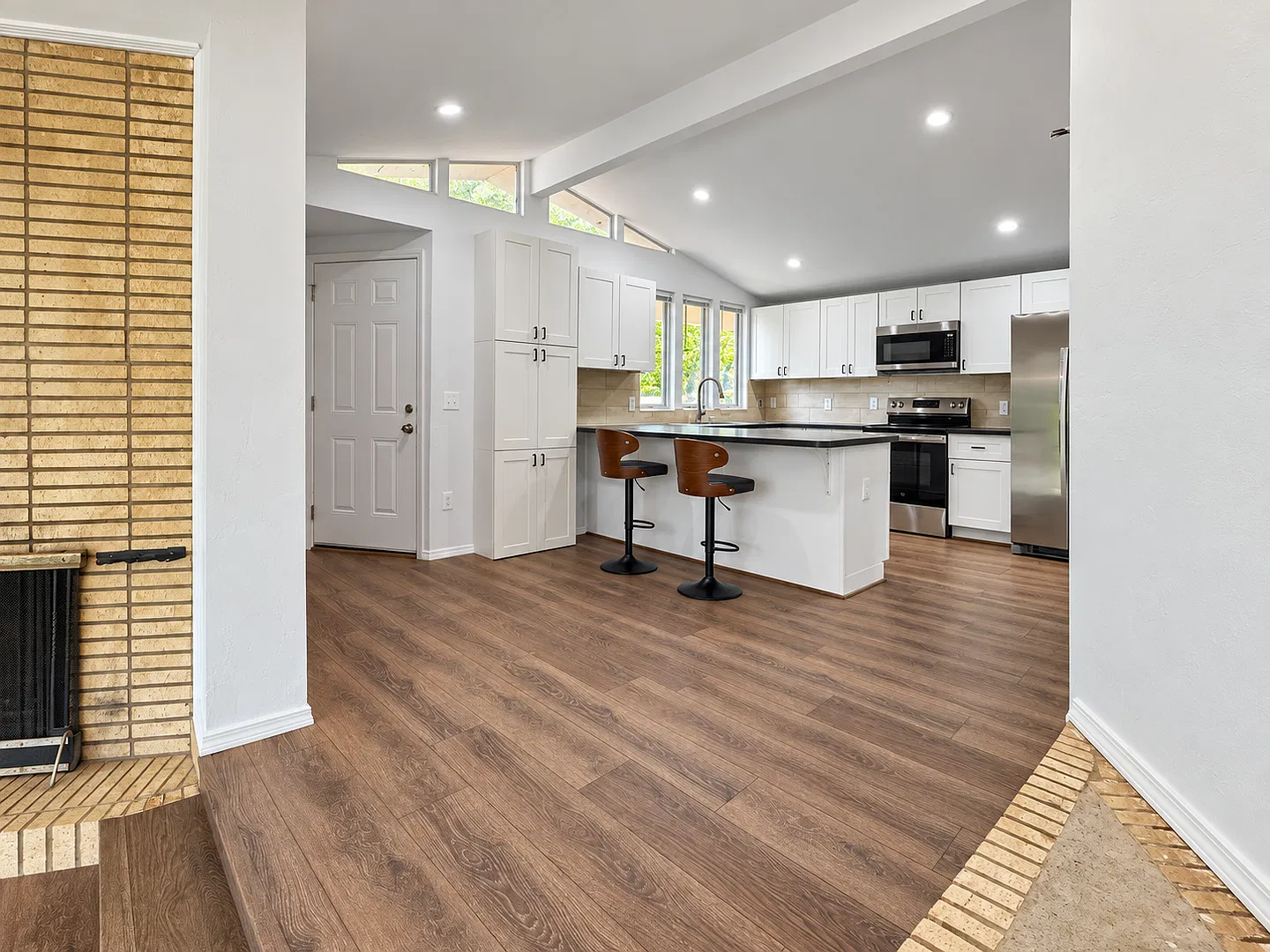 Cute 3 Bed 2 Bath Home in Forest Park — Photo 4