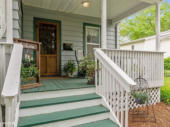 8âEUR(tm) X 13âEUR(tm) front porch! Warm and welcoming!