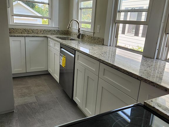 4th image of 582 Thompson Ave