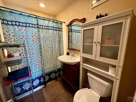 4th image of 920 Alexander Cir