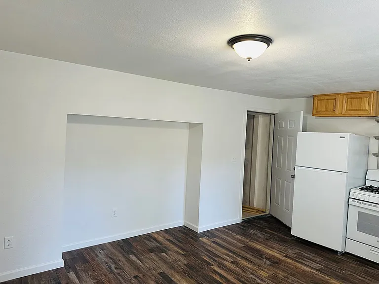 921 E 4th St #15 — Photo 9