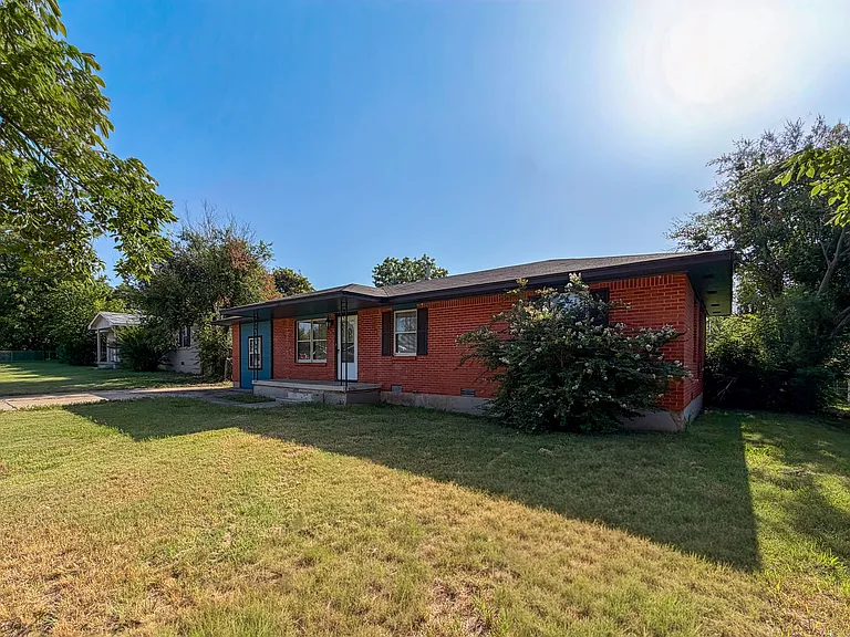 2417 NW 42nd St — Photo 3