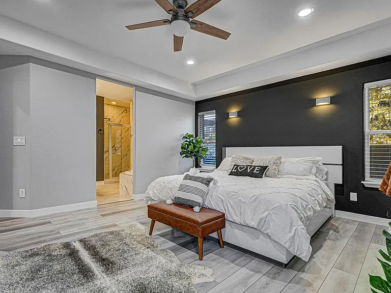Master bedroom: Comfortable king sized bed!