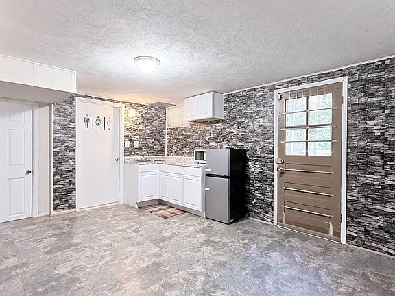 4th image of 4203 Maple Rd