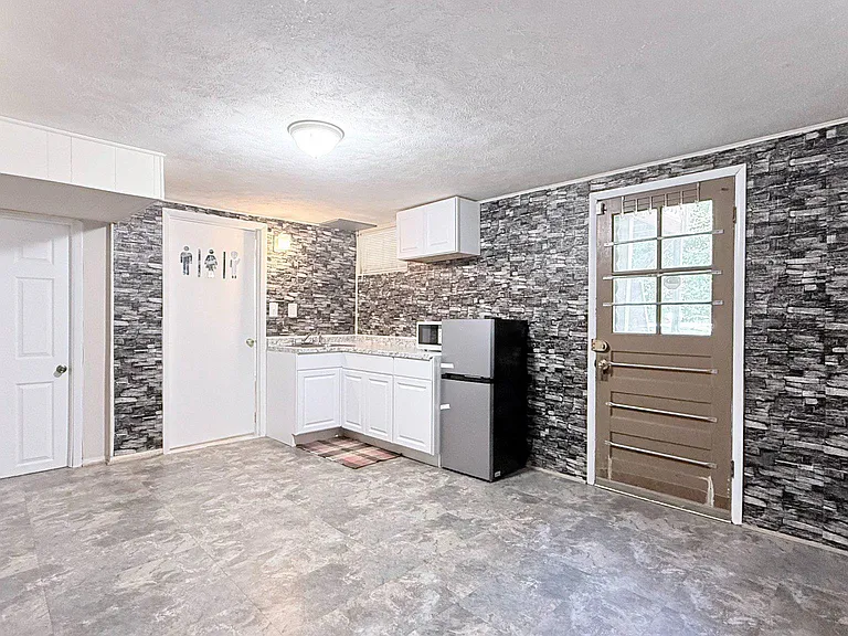 4203 Maple Rd — Photo 4