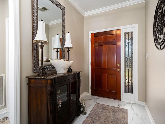 5th image of 120 Calumet Cir