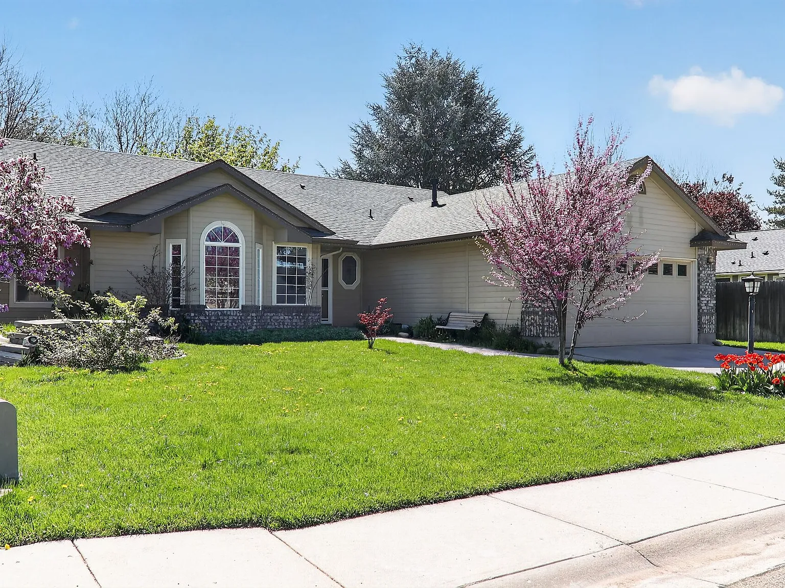 3 bed, 1833 sqft, $2,350 — Photo 1