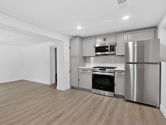 4th image of 1104 E River Rd