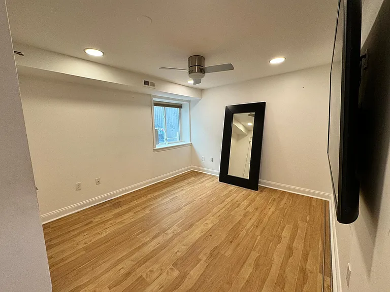 2nd bedroom_TV and mirror included
