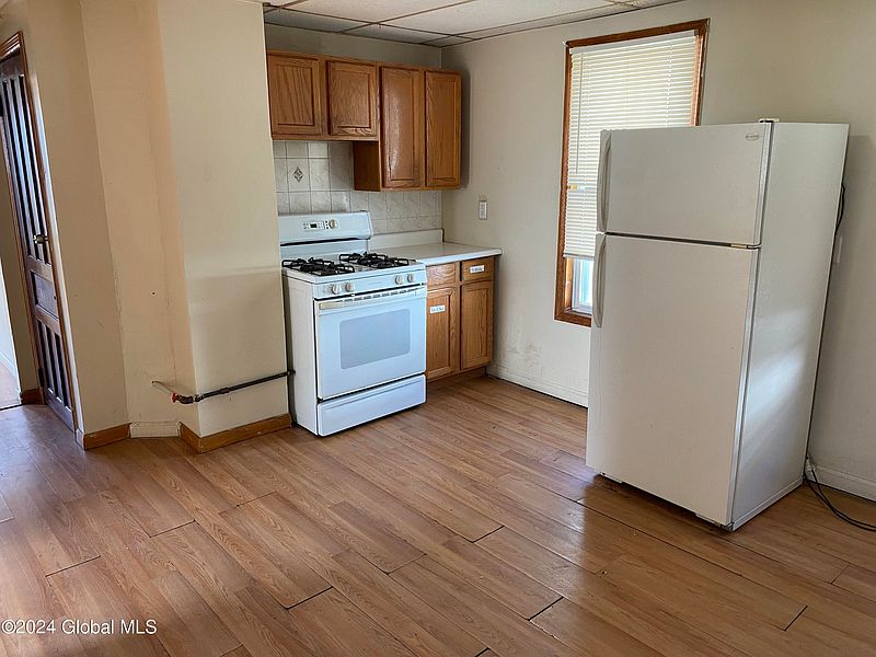5th image of 925 Cutler Street
