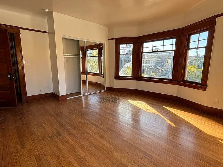 2618 Kenwood Ave — Photo 8
