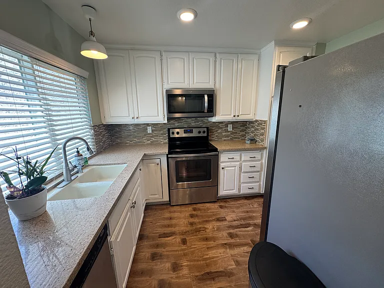 860 Hartford Ln — Photo 3
