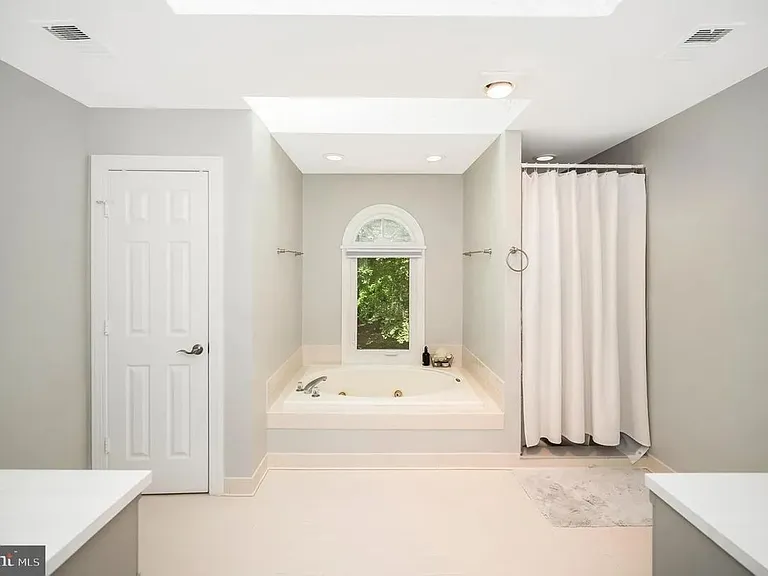 2 English Hills Dr — Photo 33