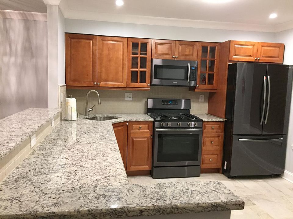Granite countertop, Maple cabinet, Samsung appliances