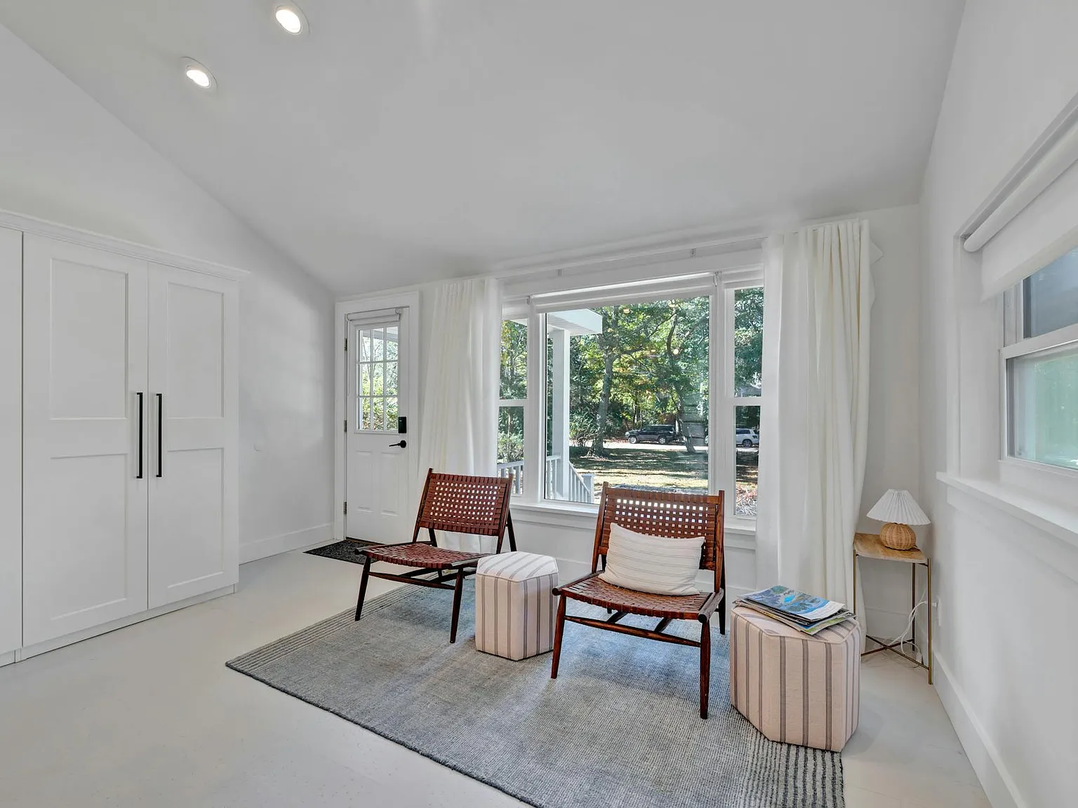 Renovated Cottage. One Floor Living with Deck and Nice Yard. — Photo 3