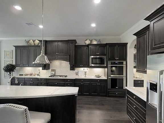 Designed for adventurous cooks, the well-equipped and modern kitchen offers popular features such as