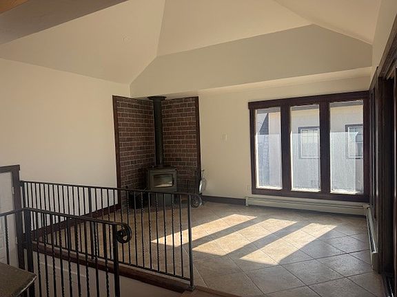 4th image of 400 Hathaway St