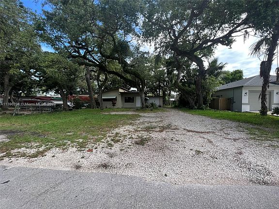 5th image of 1525 SW 27th Ct
