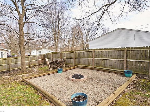 4th image of 2439 Applewood Dr