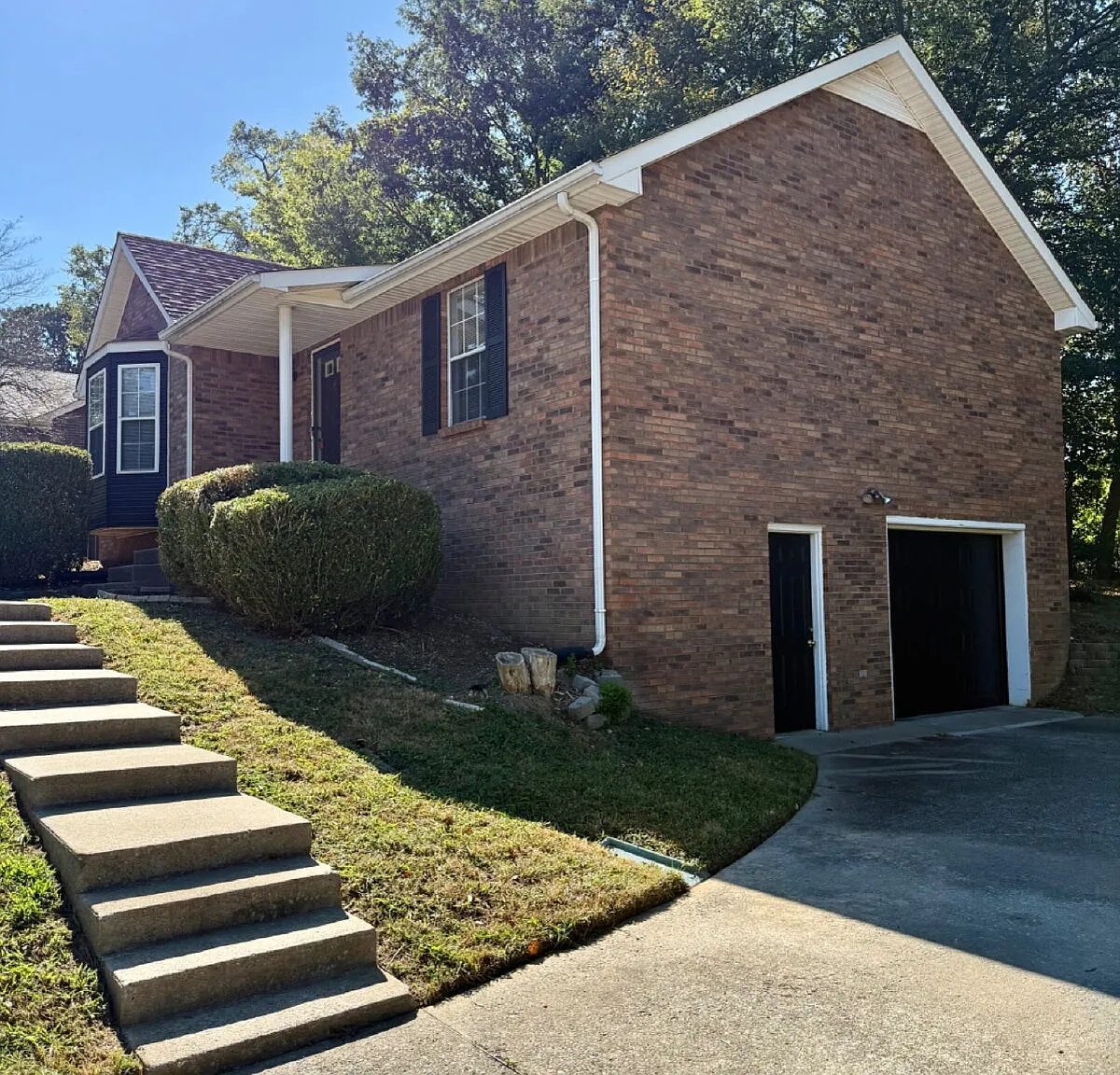 3 bed, 2.0 bath, 1220 sqft, $1,595 — Photo 2