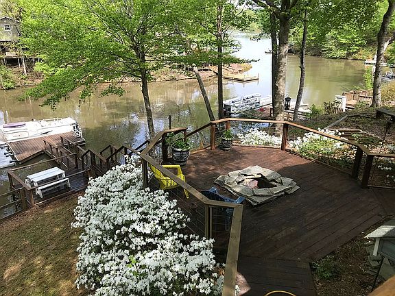 left landing by screened in