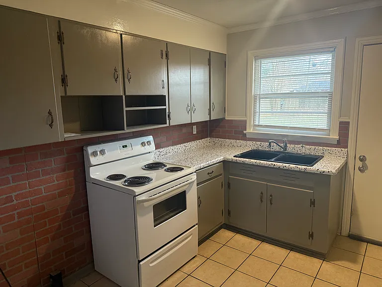 2602 Waltham Dr NE — Photo 11