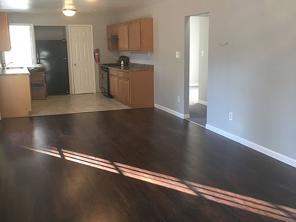 5th image of 129 Mill St
