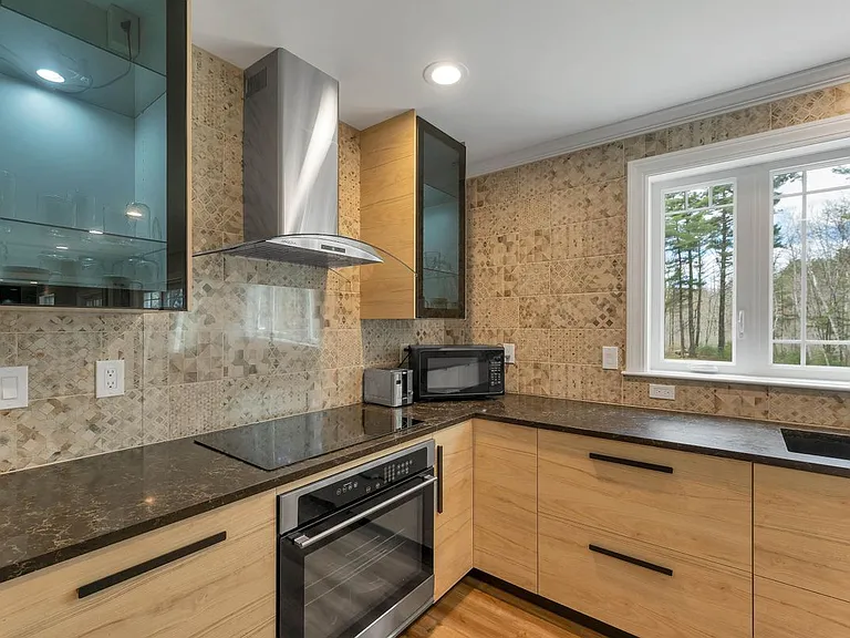 40 Mary Ann Ave — Photo 38