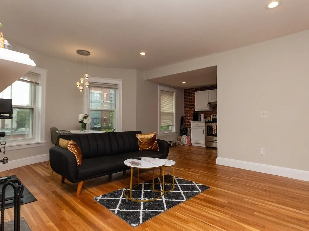 2 bed, 1.0 bath, 700 sqft, $3,450 — Photo 2