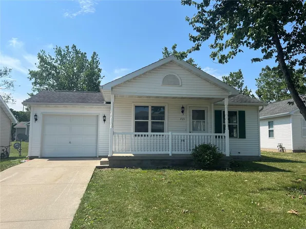705 E Washington St, Pana, IL 62557