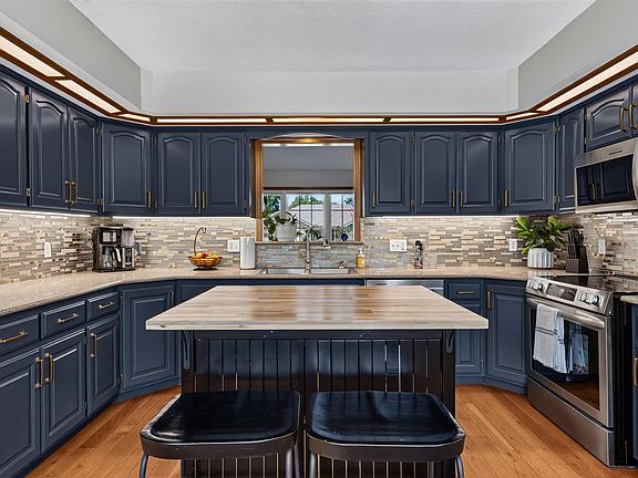 3rd image of 4121 SE Michigan Ave