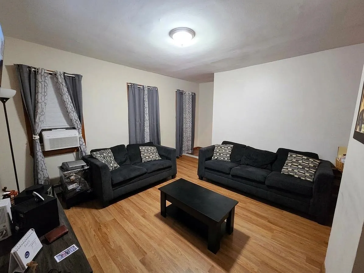 2 bed, 1.0 bath, $2,100 — Photo 3