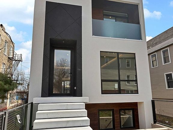 2nd image of 827 N Bishop St