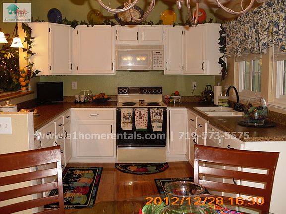 Kitchen w/Breakfast Bar