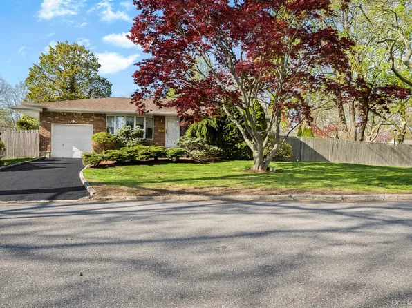 15 Saddle Lane, Huntington Station, NY 11746