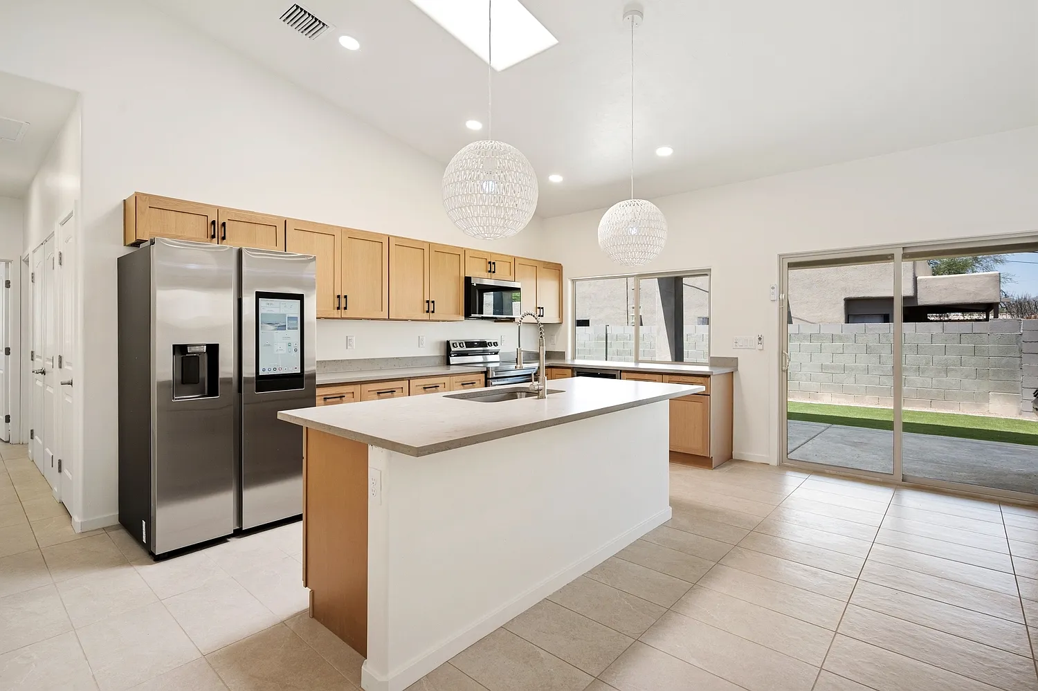 8 bed, 3200 sqft, $7,800 — Photo 2