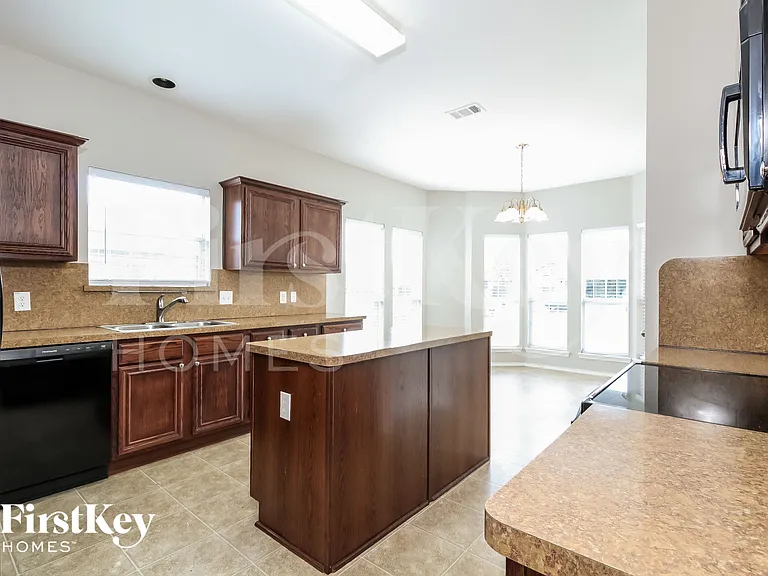 2925 Oakshire St — Photo 8