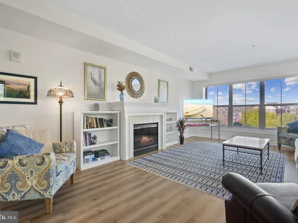 485 Harbor Side St APT 301, Woodbridge, VA 22191