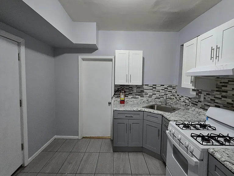 310 14th Ave #5 — Photo 3