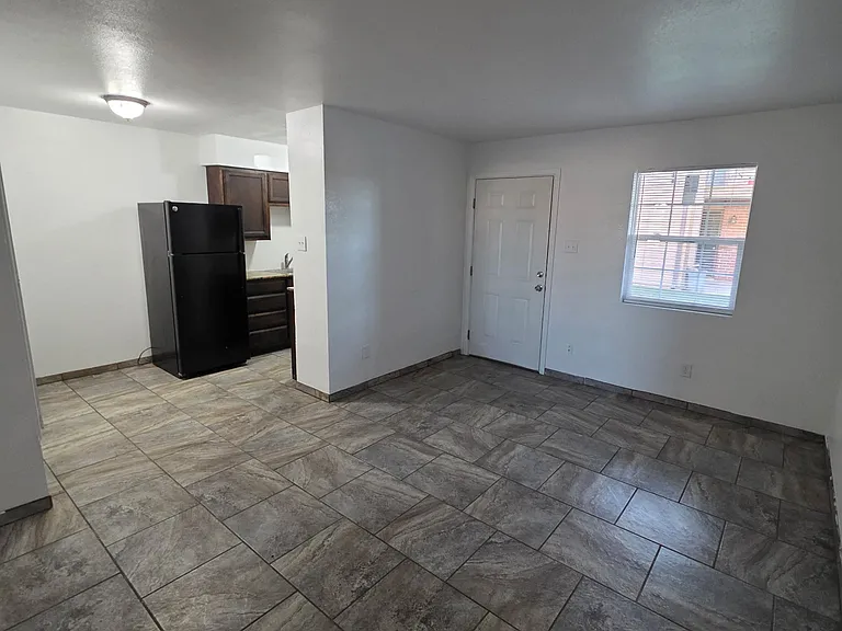 900 W 8th St #10 — Photo 1