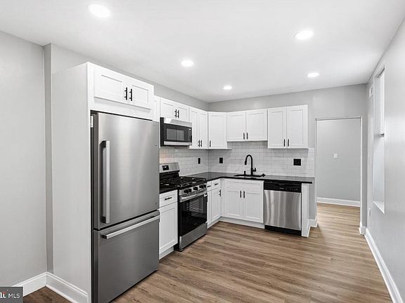 5th image of 2851 N Franklin St